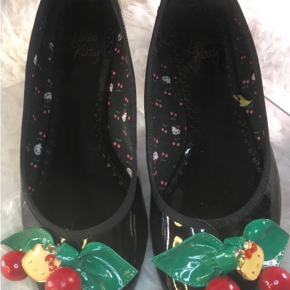 Hello Kitty patent cherry ballet flats with charm. Size 7 - Picture 4 of 13